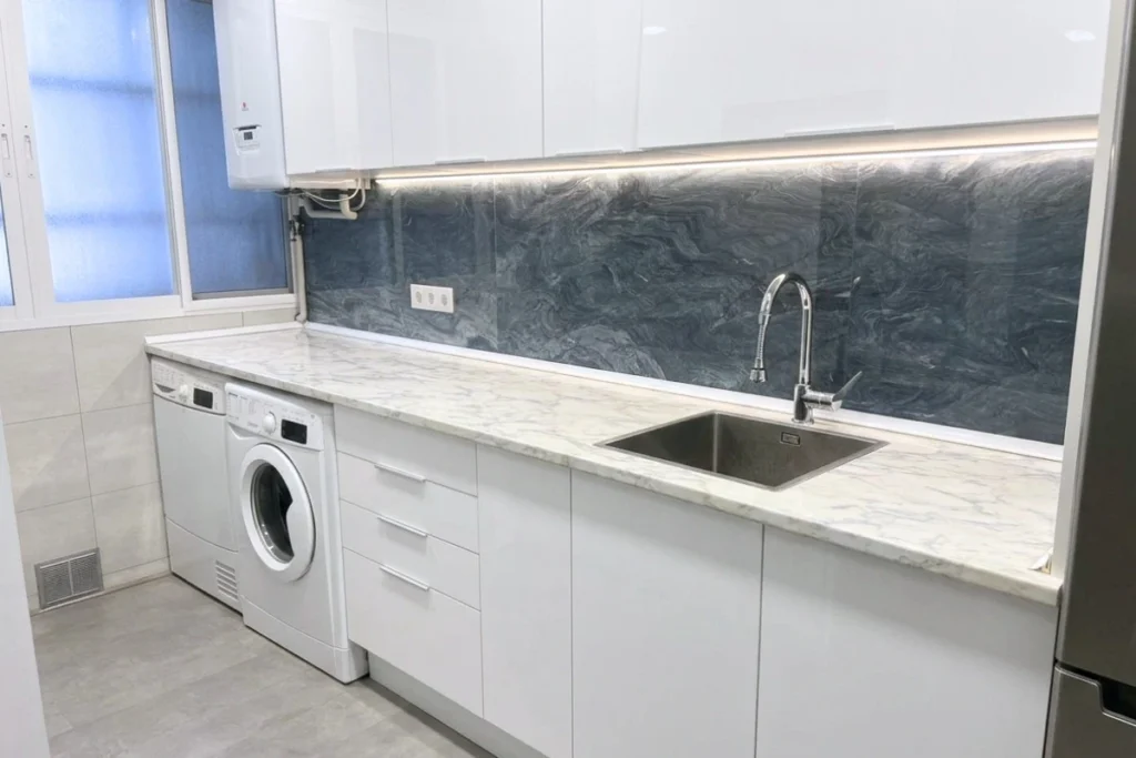 servicio-de-reforma-de-cocina-blanca-con-salpicadero-azul
