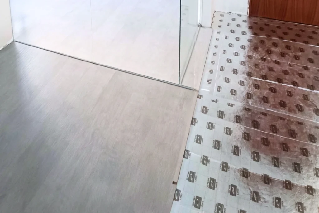 servicio-de-cambio-de-suelo-tarima-flotante-gris-con-aislante