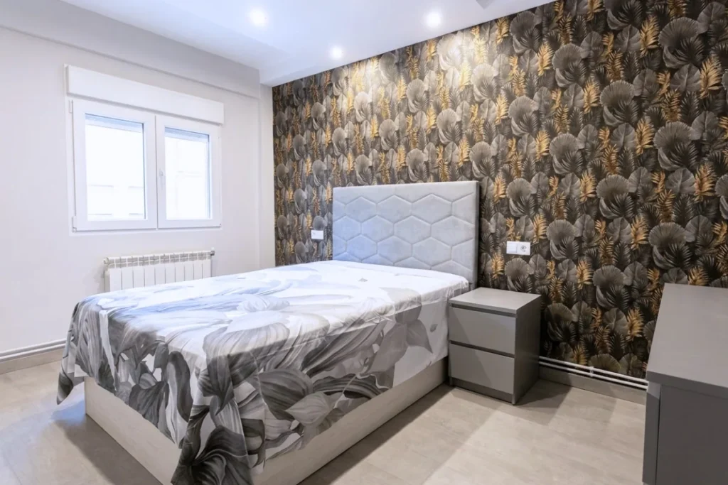 servicio-de-reforma-de-dormitorio-habitacion-con-papel-pintado